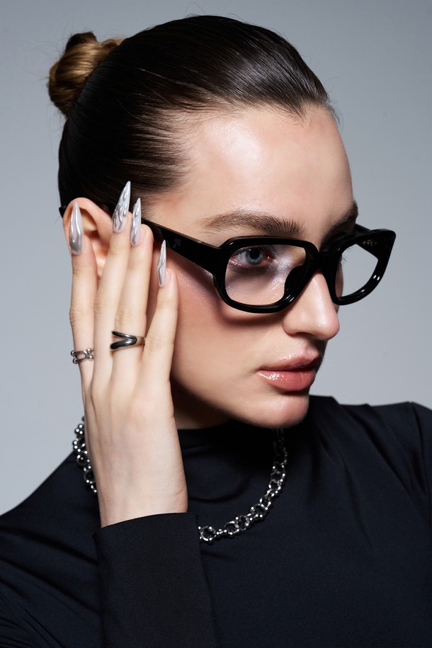 NOAH GLASS BLACK(노아 글래스 블랙) 선글라스는 미니멀하고 모던한 스타일을 추구하는 분들을 위한 아이템입니다. 플라스틱 소재의 블랙 프레임과 블랙 렌즈가 시크한 매력을 더하며, 사계절 내내 착용하기 좋습니다. 오버사이즈 프레임과 두꺼운 디자인으로 트렌디함을 강조하고, 자외선 차단 기능으로 눈 건강까지 챙길 수 있습니다. 일상생활에서 스타일리시하게 연출하기 좋은 실용적인 선글라스입니다.
