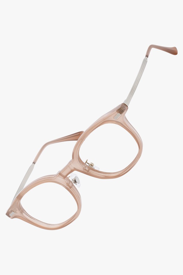 X.KAY 글래스 2 컬러는 여성용 선글라스로, 페미닌한 스타일을 연출하기에 좋습니다. 플라스틱 소재의 오버사이즈 프레임에 핑크 컬러 렌즈를 사용하여 로맨틱하고 클래식한 분위기를 더합니다. 자외선 차단 기능을 갖춰 일상생활은 물론 데이트룩에도 제격입니다. 특히 투톤 컬러 디자인이 돋보여 개성 있는 스타일을 완성할 수 있습니다.
