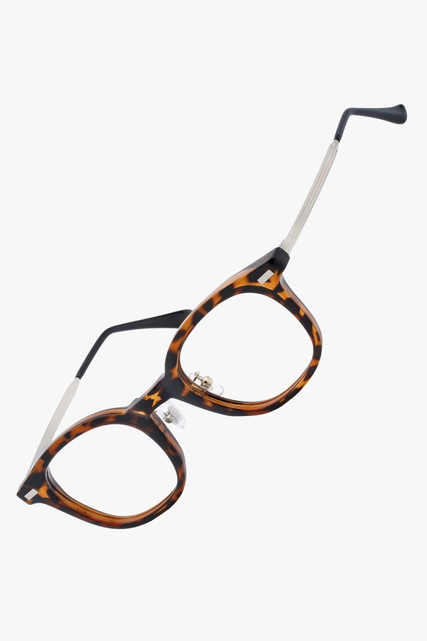 X.KAY 글래스 2 컬러는 여성 고객을 위한 클래식한 스타일의 브라운 색상 안경테입니다. 플라스틱 소재로 제작되어 사계절 내내 착용하기 좋으며, UV 차단 기능으로 눈을 보호해줍니다. 여행룩 또는 데이트룩에 미니멀하고 캐주얼한 무드를 더해주는 아이템입니다. 무지 디자인으로 어떤 스타일에도 쉽게 매치할 수 있는 데일리 안경테입니다.
