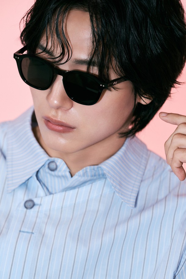 ZEHE 선글라스 블랙은 미니멀하고 베이직한 스타일의, 일상에서 착용하기 좋은 선글라스입니다. 봄, 여름 계절에 어울리는 이 선글라스는 오버사이즈 프레임과 블랙 컬러, 무지 디자인으로 시크한 매력을 더합니다. 플라스틱 소재로 제작되었으며, 자외선 차단 기능이 있어 눈을 보호해 줍니다. 휴가룩, 여행룩 등 다양한 TPO에 활용 가능하며, 캐주얼, 클래식, 미니멀 스타일을 즐기는 분들께 추천합니다.
