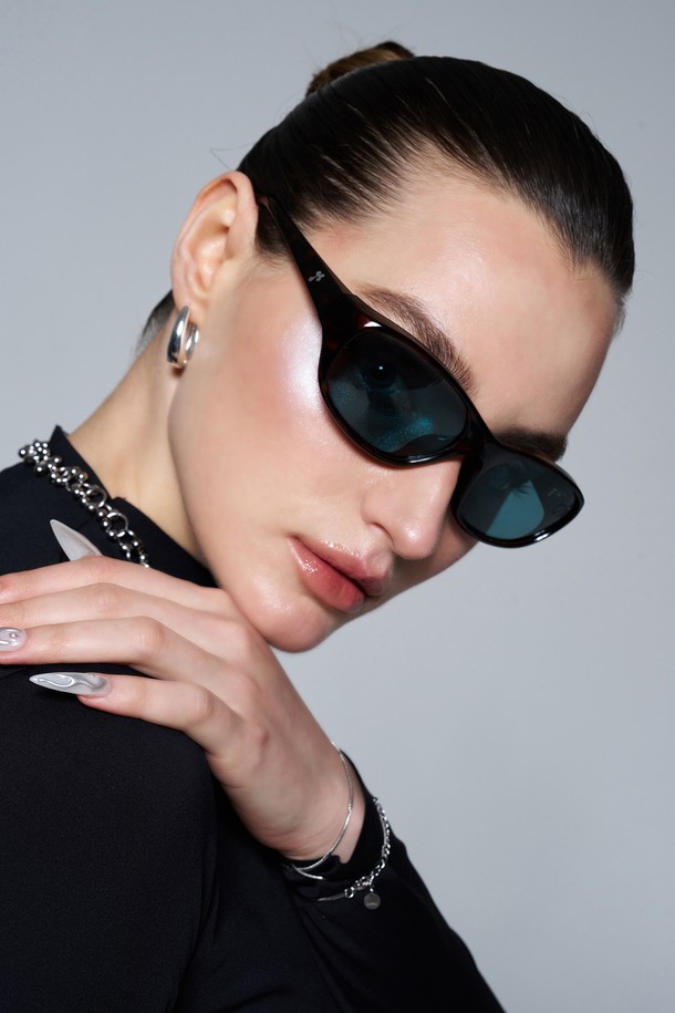 CORA SUNGLASS (3 컬러)는 미니멀하고 시크한 스타일을 추구하는 공용 선글라스입니다. Black과 Matte Black 두 가지 색상으로 출시되었으며, TR 소재로 제작되어 튼튼합니다. 고글 스타일 프레임과 두꺼운 림 디자인, 유선형 디자인이 사이버 무드를 연출하며, 클로버 형태를 기반으로 한 부드러운 곡선이 특징입니다. UV 차단 기능을 제공하여 일상생활에서 눈을 보호해주며, 선글라스 케이스와 렌즈 클리닝 천이 함께 구성되어 더욱 실용적입니다.
