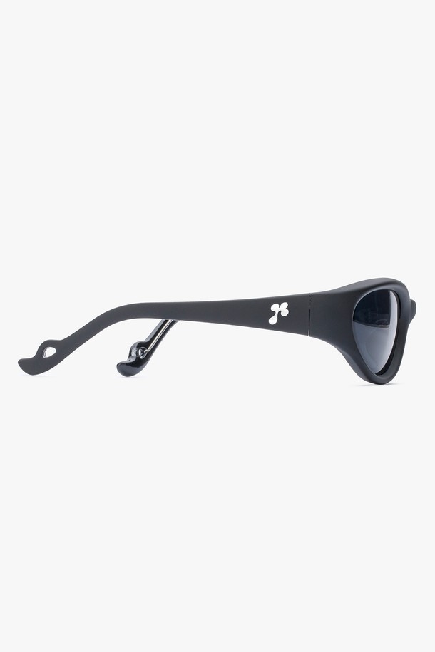 MUTO 선글라스 4 COLOR는 미니멀하고 스포티한 스타일을 완벽하게 담아낸 선글라스입니다. 고탄성과 내구성이 뛰어난 TR소재를 사용하여 제작되었으며, UV차단 및 자외선차단 기능을 제공하여 일상생활은 물론 여행이나 휴가 시에도 유용합니다. 블랙, 매트 블랙, 그린, 블루 4가지 세련된 컬러로 출시되었으며, 볼드한 고글 프레임과 볼륨감 있는 랩어라운드 스타일, 미니멀한 디자인이 특징입니다. 각 선글라스는 케이스와 렌즈 클리닝 천을 함께 제공하여 편리하게 사용할 수 있습니다.
