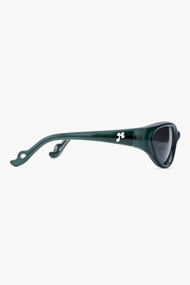 MUTO (무토) 선글라스 4 COLOR는 미니멀하고 모던한 스타일을 추구하는 공용 선글라스입니다. 블랙, 매트 블랙, 그린, 블루 4가지 세련된 컬러로 출시되었으며, TR 소재를 사용하여 뛰어난 내구성과 고탄성을 자랑합니다. 클로버 쉐이프 디자인이 돋보이며, UV400 보호 렌즈와 99.99% 자외선 차단 기능으로 눈 건강을 지켜줍니다. 여행룩, 휴가룩 등 다양한 TPO에 활용 가능하며, 미니멀, 클래식, 시크한 스타일을 연출하기에 좋습니다. 
