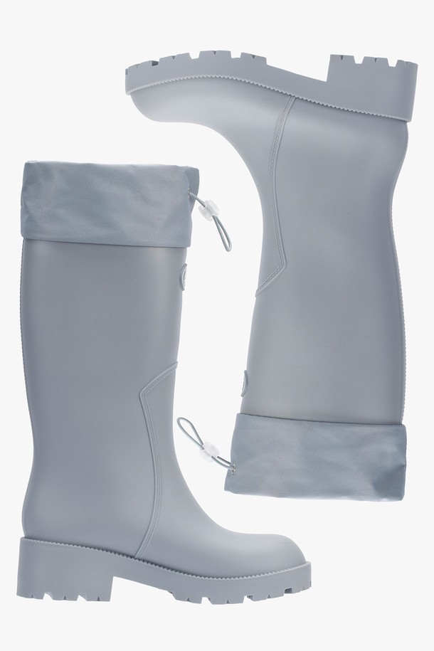 HOU 롱 레인 부츠는 5가지 다채로운 컬러(블랙, 브라운, 그레이, 아이보리, 레몬)로 출시되어 넉넉한 선택지를 제공합니다. 일상과 우천 시 모두 활용 가능한 이 부츠는 5cm 통굽 디자인과 셔링 탑라인으로 캐주얼하면서도 미니멀한 스타일을 연출합니다. 논슬립 아웃솔과 넓은 아웃솔 디자인으로 미끄럼 방지 기능을 갖췄으며, 방수 소재(PVC)와 커프 디테일로 실용성을 더했습니다. 부츠와 함께 더스트백이 포함되어 보관 또한 용이합니다.
