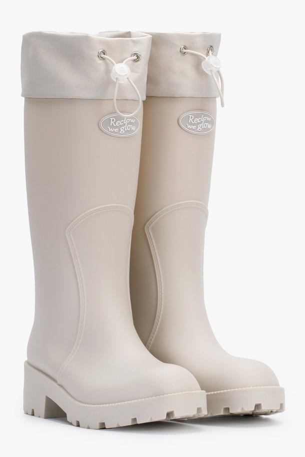 HOU LONG 레인 부츠 5 컬러는 여성용 레인부츠로, 일상생활과 우천 시 모두 활용 가능합니다. 블랙, 브라운, 그레이, 아이보리, 레몬 5가지 다채로운 컬러로 출시되어, 여행룩, 캐주얼, 미니멀, 클래식 등 다양한 스타일을 연출할 수 있습니다. 5cm 청키힐과 롱부츠 디자인으로 다리 라인을 더욱 돋보이게 하며, PVC 소재에 원형 로고 디테일, 미끄럼 방지 밑창, 넓은 밑창 설계, 상단 스트랩 디자인으로 기능성과 스타일을 모두 갖췄습니다. 먼지백과 패키지 박스도 함께 제공됩니다.
