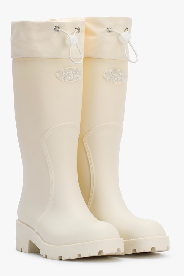 HOU LONG (호우 롱) 레인 부츠 5 컬러는 여성 고객을 위한 롱부츠 스타일의 레인부츠입니다. 라운드 앞코에 5cm 청키힐을 적용하여 편안함과 스타일을 동시에 잡았으며, 블랙, 브라운, 그레이, 아이보리, 레몬 5가지 다채로운 색상으로 폭넓은 선택지를 제공합니다. 발볼이 넓게 디자인되어 편안한 착용감을 선사하며, 셔링 탑라인과 무지 디자인으로 어떤 옷차림에도 쉽게 매치할 수 있습니다. 미끄럼 방지 아웃솔과 다리 근육 피로도 감소 디자인으로 기능성을 높였으며, 먼지주머니와 로고 디테일을 더해 소장 가치를 더했습니다. 일상, 여행, 겨울 데일리룩 등 다양한 TPO에 캐주얼, 미니멀, 클래식 스타일을 연출하기 좋습니다.
