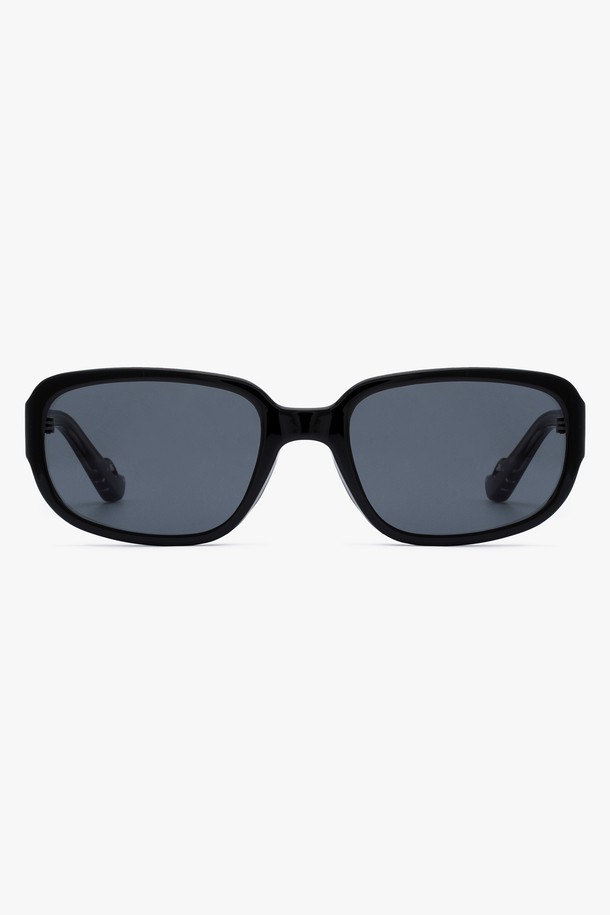 '노아 선글라스 블랙'은 미니멀하고 베이직한 스타일의 캣아이 디자인 선글라스입니다. 플라스틱 소재로 제작되어 가볍고 편안한 착용감을 제공하며, 사계절 내내 활용할 수 있습니다. 블랙 컬러의 렌즈는 자외선(UV400)을 효과적으로 차단하여 눈을 보호해 줍니다. 여행룩이나 휴가룩에 매치하여 스타일리시한 연출을 완성해 보세요. 오버사이즈 프레임으로 트렌디함을 더했습니다.
