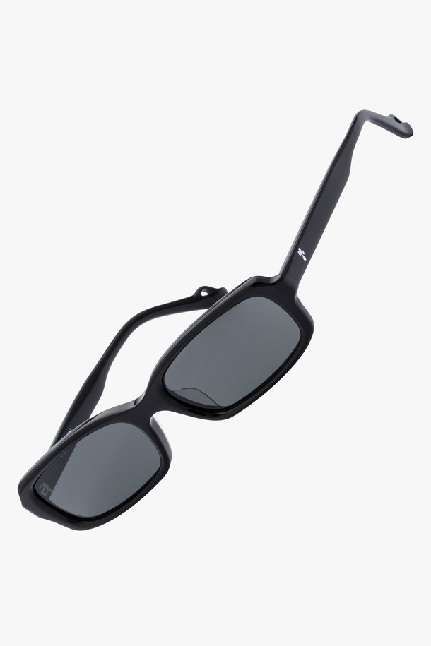 세련된 튜튜 디자인이 돋보이는 아세테이트 튜튜 선글라스입니다. 여성스러운 페미닌 스타일로, 봄, 여름 시즌 데이트룩, 카페룩, 휴가룩에 매치하기 좋습니다. 자외선 차단 기능을 갖춰 일상 속에서도 눈 건강을 지켜줍니다. 블랙 컬러에 리본 장식이 더해져 로맨틱하면서도 미니멀한 매력을 선사합니다. 클래식한 디자인으로 유행을 타지 않고 오랫동안 착용할 수 있습니다.
