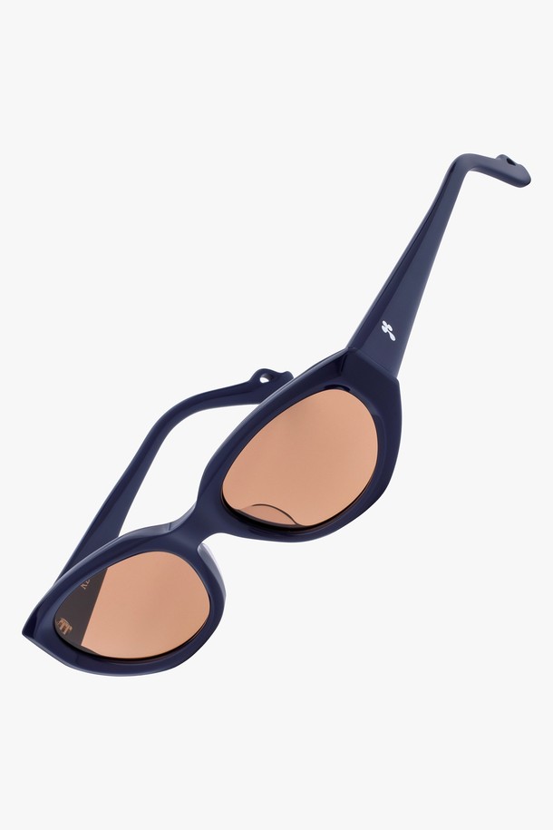 ACETATE YOYO 선글라스 4 COLOR는 아세테이트 소재의 오버사이즈 버터플라이 프레임 선글라스입니다. 블루와 브라운 렌즈 컬러를 선택할 수 있으며, 자외선 차단 기능으로 눈을 보호합니다. 일상생활과 여행, 휴가룩에 모두 잘 어울리며, 캐주얼, 미니멀, 클래식 스타일을 연출하기 좋습니다. 무지 디자인과 일자형 템플로 모던한 감각을 더했습니다.
