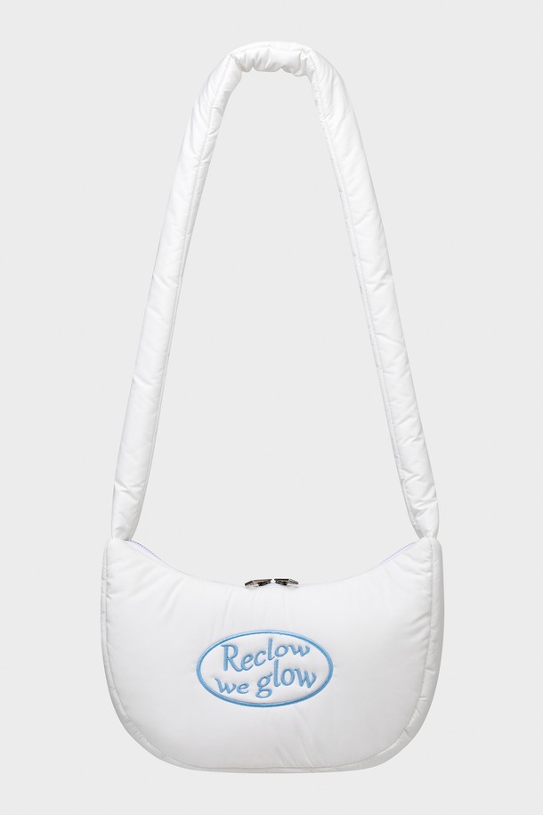 캔디 하프문 백 5 컬러는 부드러운 촉감과 푹신한 디자인이 돋보이는 여성용 가방입니다. 미디엄 사이즈의 반원 모양으로, 퀄팅 및 패딩 디테일이 돋보이며 캐주얼, 미니멀, 걸리시 스타일을 연출하기 좋습니다. 일상, 데이트룩, 쇼핑룩에 매치하기 좋은 실용적인 아이템입니다. 지퍼형 잠금 방식으로 소지품을 안전하게 보관할 수 있으며, 패딩 스트랩으로 편안하게 착용 가능합니다. 화이트, 블랙, 파스텔 핑크, 파스텔 퍼플, 스카이 블루 총 다섯 가지 컬러로 출시되었습니다.
