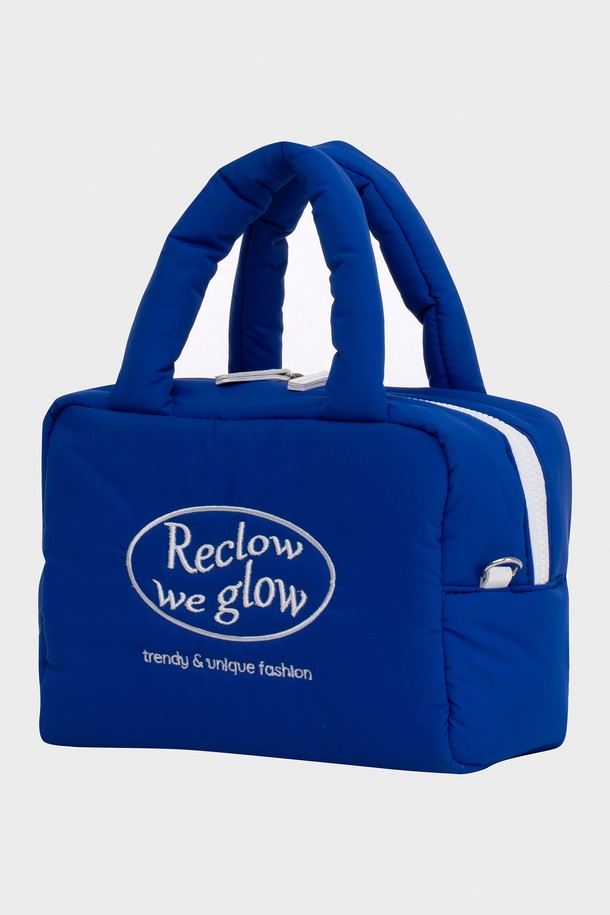 클라우드 패딩 백 4 컬러는 플리스, 캔버스, 면 소재로 제작된 여성용 미디엄 사이즈 패딩백입니다. 퀄팅 및 자수 디테일과 로고 패턴이 특징이며, 사각형 쉐입에 지퍼형 잠금 방식으로 디자인되었습니다. 구름 패딩 디자인, 내부 수납공간 분리, 2-way 스트랩 시스템, 패딩 핸들, 넓은 바닥 등의 특징을 갖춰 동네 마실룩, 쇼핑룩, 여행룩 등 다양한 TPO에 활용 가능합니다. 캐주얼, 미니멀, 클래식 스타일을 즐겨 입는 분들께 추천합니다.
