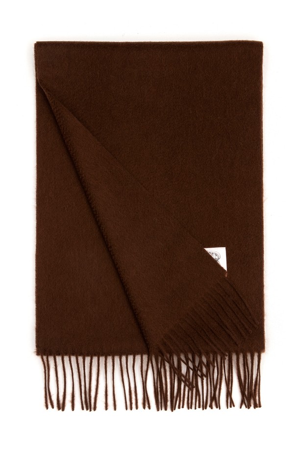 부드러운 캐시미어 100% 소재로 제작된 다크브라운 컬러의 머플러입니다. 쌀쌀한 가을, 겨울철 따뜻함과 스타일을 동시에 잡을 수 있는 머스트 해브 아이템입니다. 은은한 광택과 고급스러운 촉감이 특징이며, 프린지 장식이 포인트를 더해줍니다. 출근룩이나 모임룩에 클래식, 미니멀, 캐주얼 등 어떤 스타일에도 매치하여 세련된 분위기를 연출할 수 있습니다. 보온성을 높여주는 두꺼운 두께감으로 매일 따뜻하게 착용하세요.
