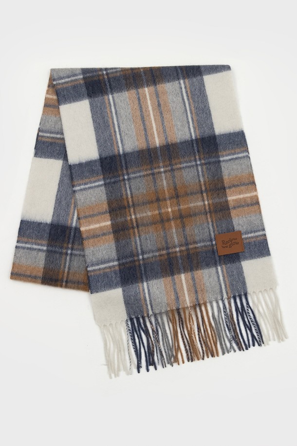 MUNM 체크 캐시미어 100% 머플러 캐럿은 부드러운 촉감과 얇은 두께로 가을, 겨울철에 착용하기 좋은 머플러입니다. 네이비, 브라운, 화이트 세 가지 색상으로 출시되었으며, 100% 캐시미어 소재로 제작되어 고급스러운 분위기를 연출합니다. 체크 패턴과 프린지 디자인이 특징이며, 클래식, 미니멀, 캐주얼 등 다양한 스타일과 잘 어울립니다. 출근룩, 모임룩 등 TPO에 구애받지 않고 활용할 수 있어 실용적입니다.
