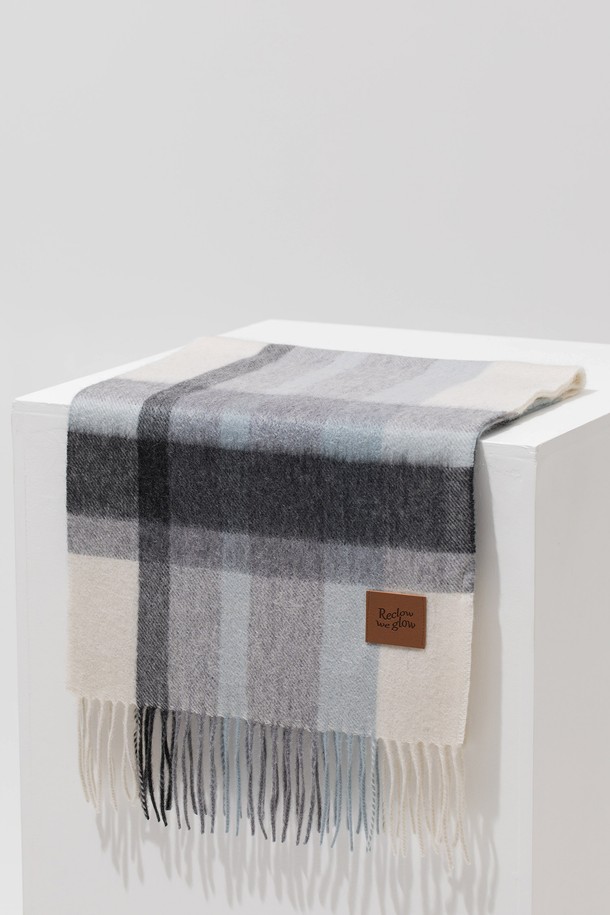 MUNM(문엠) 체크 캐시미어 100% 머플러 그레이는 부드러운 촉감과 따뜻함을 선사하는 머플러입니다. 100% 캐시미어 소재로 제작되어 가을, 겨울철에 착용하기 좋으며, 얇은 두께감으로 답답함 없이 부드럽게 감쌀 수 있습니다. 클래식하고 베이직한 디자인에 그레이 컬러와 체크 패턴이 더해져 어떤 스타일에도 잘 어울립니다. 미니멀한 스타일을 즐기는 분들께 특히 추천하며, 데일리 아이템으로 활용하기 좋습니다.
