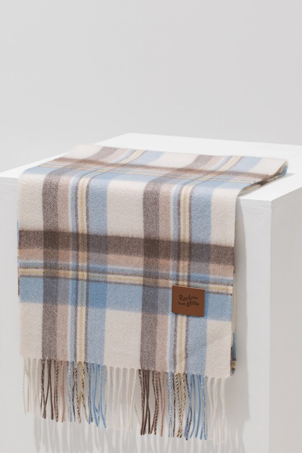 MUNM 체크 캐시미어 100% 머플러 아이보리는 부드러운 촉감의 얇은 두께로, 가을과 겨울에 따뜻함을 더해주는 머플러입니다. 100% 캐시미어 소재로 제작되어 고급스러운 분위기를 자아내며, 아이보리 컬러와 체크 패턴이 어떠한 스타일에도 잘 어울립니다. 클래식, 미니멀, 캐주얼 등 다양한 스타일에 매치하여 출근룩, 모임룩에 포인트를 줄 수 있습니다. 부드러운 감촉과 따뜻함을 동시에 선사하는 머플러를 경험해 보세요.
