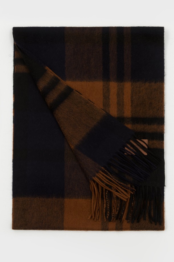 <p>MUNM 체크 캐시미어 100% 머플러 카멜은 부드러운 촉감과 따뜻함을 선사하는 겨울 필수 아이템입니다. 100% 캐시미어 소재로 제작되어 가볍고 포근하며, 얇은 두께로 답답함 없이 착용 가능합니다. 클래식하고 베이직한 디자인에 체크 패턴이 더해져 세련된 포인트를 줍니다. 카멜과 네이비 두 가지 색상으로 출시되어, 출근룩과 모임룩 등 다양한 스타일에 매치하기 좋습니다. 프린지 장식으로 포인트를 더해 고급스러움을 더했습니다.</p>
