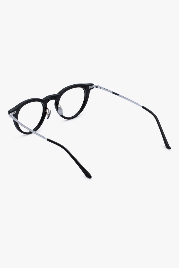 아세테이트 미미 글래스 블랙은 미니멀하고 클래식한 스타일의 안경테입니다. 블랙과 호피 펌킨 두 가지 색상으로 출시되었으며, 아세테이트와 티타늄 소재를 사용하여 가볍고 튼튼합니다. UV400 차단 기능을 제공하며, 분리형 렌즈 방식으로 처방 렌즈 교체가 용이합니다. 유니섹스 디자인으로 남녀 모두 착용 가능하며, 조절 가능한 코패드로 편안한 착용감을 선사합니다. 프레임 조절이 가능하며 데모렌즈가 포함되어 있습니다.
