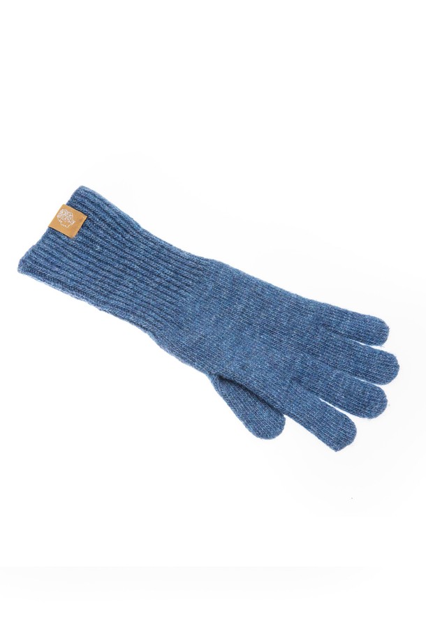 무지 롱장갑 블루는 가을과 겨울철, 쌀쌀한 날씨에 따뜻하게 손을 보호해주는 필수 아이템입니다. 부드러운 니트 소재로 제작되어 뛰어난 촉감을 자랑하며, 롱 기장으로 손목까지 포근하게 감싸줍니다. 심플한 무지 디자인에 시원한 블루 컬러가 더해져 캐주얼, 미니멀, 클래식 등 어떤 스타일에도 잘 어울립니다. 또한 스마트폰 터치가 가능하여 편리하게 사용할 수 있습니다. 보온성을 높여주는 두꺼운 두께감으로 추운 날씨에도 따뜻함을 유지해 줍니다.
