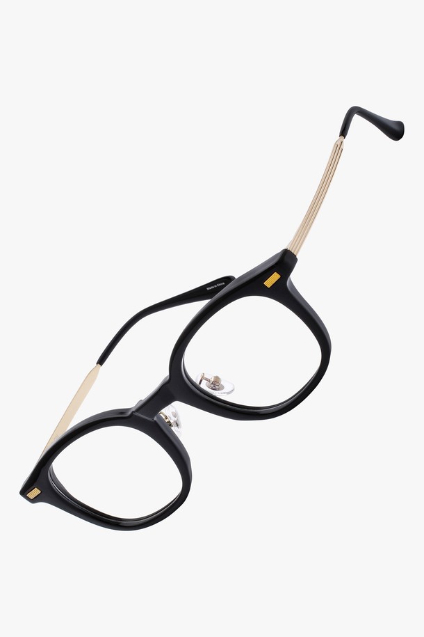 X.KAY 글래스 골드 블랙은 여성 고객을 위한 선글라스입니다. 클래식하고 모던한 스타일을 연출하며, 데이트룩에 잘 어울립니다. 사각형 오버사이즈 디자인에 블랙 렌즈와 골드 메탈 프레임이 세련된 조화를 이룹니다. 자외선 차단 기능이 있으며, 일상에서 편안하게 착용할 수 있습니다. 
