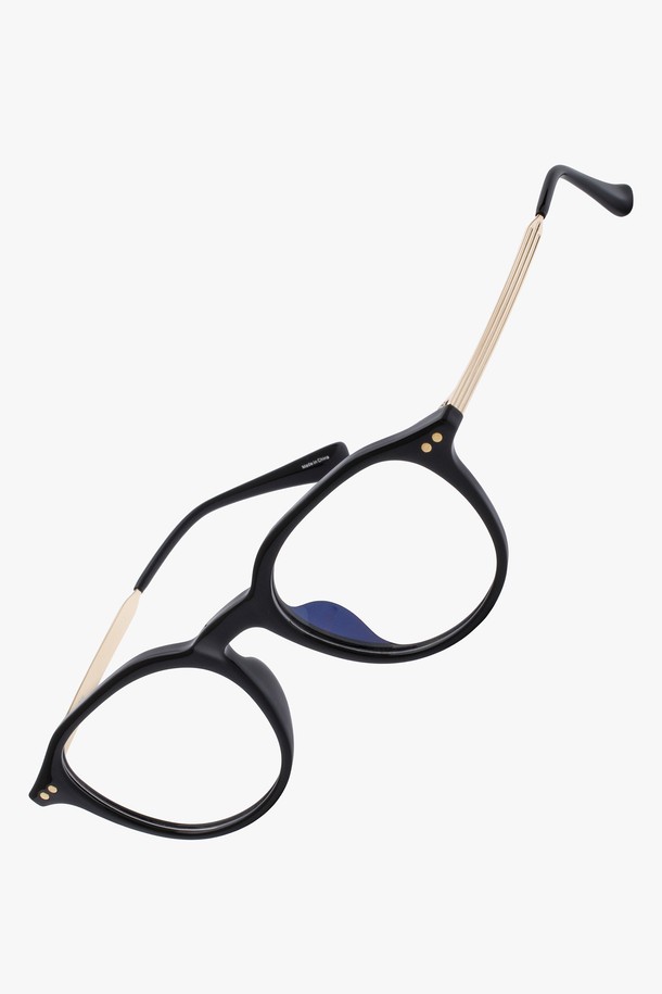 X.YOUNG GLASS GOLD BLACK(엑스.영 글라스 골드 블랙)은 클래식하고 미니멀한 스타일을 추구하는 분들을 위한 선글라스입니다. 골드와 블랙의 투톤 컬러 조합이 세련된 느낌을 주며, 금속 소재의 메탈 프레임으로 제작되어 견고합니다. 일반형 프레임 형태에 자외선 차단 기능을 갖춰, 사계절 내내 일상에서 편안하게 사용할 수 있습니다. 어떤 스타일에도 잘 어울리는 디자인으로, 당신의 개성을 더욱 돋보이게 해줍니다.
