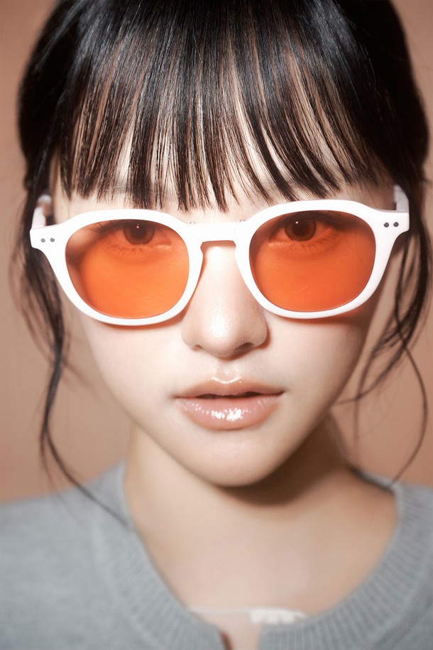 ZEHE 선글라스 핑크는 휴가, 여행, 리조트룩에 어울리는 선글라스입니다. 미니멀, 클래식, 리조트 스타일을 추구하는 분들께 적합하며, 핑크, 블랙, 그레이, 코코아버터, 피치 등 다양한 컬러 옵션을 제공합니다. 메탈과 TR 소재로 제작되어 가볍고 편안한 착용감을 선사하며, UV 차단 기능을 갖춰 눈 건강을 보호합니다. 무지 디자인으로 어떤 스타일에도 쉽게 매치할 수 있는 실용적인 아이템입니다.
