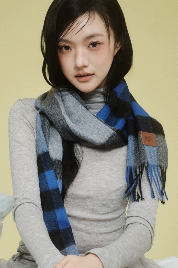 캐시미어 100% 머플러 딥블루는 부드러운 촉감의 두꺼운 캐시미어 소재로 제작되어 가을과 겨울철에 따뜻하게 착용할 수 있습니다. 딥블루, 그레이, 블랙 세 가지 색상으로 출시되어 다양한 스타일에 매치하기 용이합니다. 체크 패턴과 프린지 디자인으로 클래식하면서도 캐주얼한 느낌을 줍니다. 출근룩, 모임룩 등 다양한 TPO에 활용 가능한 머플러입니다. 100% 캐시미어 특유의 고급스러움과 보온성을 느껴보세요.
