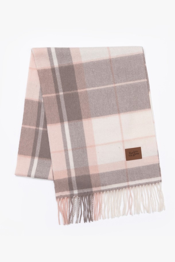 캐시미어 100% 머플러 문 핑크는 여성스러운 분위기를 연출하는 머플러입니다. 부드러운 촉감의 100% 캐시미어 소재로 제작되어 가을, 겨울철 따뜻하게 착용할 수 있습니다. 클래식하고 엘레강스한 스타일을 살려주며, 체크 패턴과 프린지 디자인이 특징입니다. 모임룩에 포인트 아이템으로 활용하여 세련된 미니멀 스타일을 완성해보세요. 두꺼운 두께감으로 보온성을 높였습니다.
