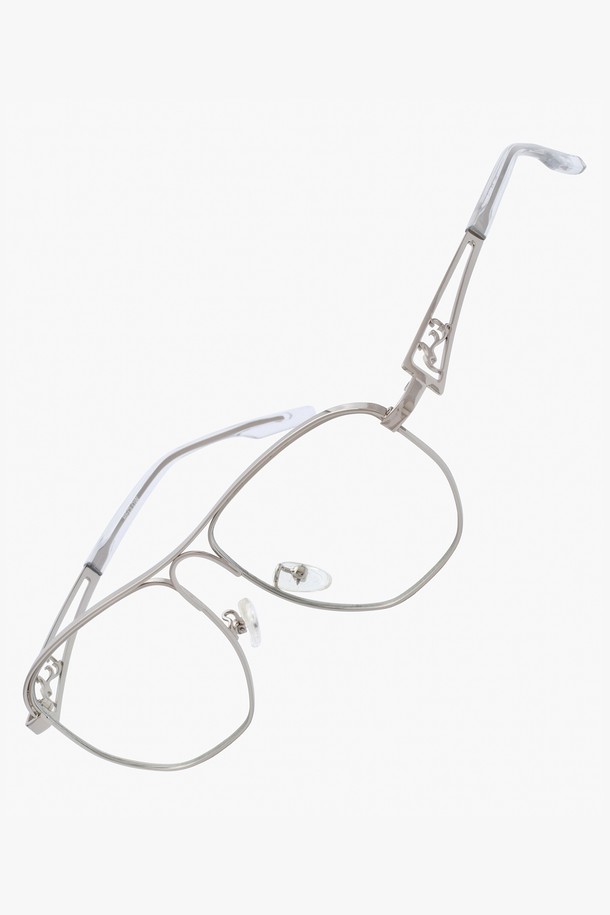 스테인리스 스틸 베일 글래스 실버는 미니멀하고 클래식한 스타일을 추구하는 여성 고객을 위한 선글라스입니다. 사계절 내내 착용하기 좋으며, 자외선 차단 기능을 갖춰 실용성을 더했습니다. 메탈 프레임과 베일형 디자인이 세련된 느낌을 선사하며, 실버 컬러는 시크한 매력을 돋보이게 합니다. 일상에서 개성 있는 스타일을 연출하고 싶은 분들께 추천합니다. 스테인리스 소재로 제작되어 튼튼하고 오래 사용할 수 있습니다.
