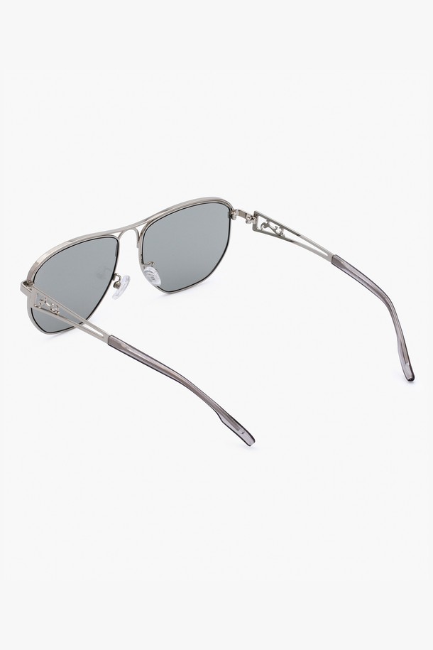 STAINLESS VEIL SUNGLASS GRAY는 미니멀하고 클래식한 스타일을 추구하는 분들을 위한 선글라스입니다. 스테인리스 소재로 제작되어 견고하며, 오버사이즈의 베일형 디자인이 세련된 느낌을 더합니다. 그레이 컬러 렌즈는 자외선 차단 기능을 제공하여 눈을 보호해 줍니다. 일상생활에서 편안하게 착용할 수 있는 실용적인 아이템으로, 메탈릭한 질감이 고급스러움을 더합니다. 사계절 내내 다양한 스타일 연출에 활용할 수 있습니다.

