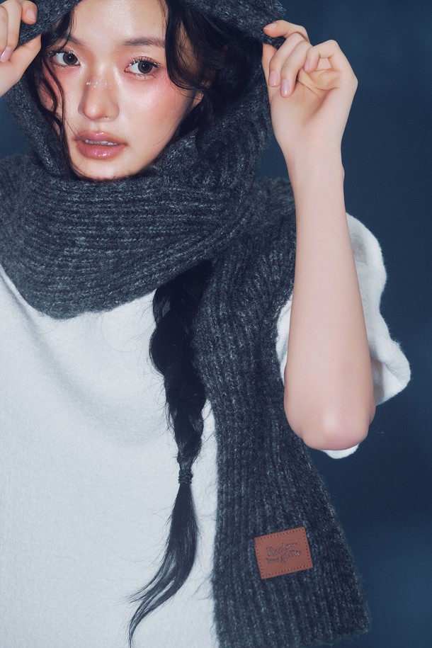 MOCHI 발라클라바 차콜은 울과 아크릴 혼방 소재로 제작되어 부드러운 촉감을 자랑하는 방한용 발라클라바입니다. 깊은 모자 깊이와 목까지 감싸는 디자인으로 가을, 겨울철 추위로부터 얼굴 전체를 따뜻하게 보호해줍니다. 무지 패턴의 차콜 컬러는 클래식, 미니멀, 캐주얼 등 다양한 스타일 연출에 용이하며, 등산룩, 캠핑룩, 출근룩 등 TPO에 구애받지 않고 활용할 수 있습니다. 스카프 형태 디자인으로 편안하게 착용 가능하며, 두꺼운 두께감으로 보온성을 높였습니다. 
