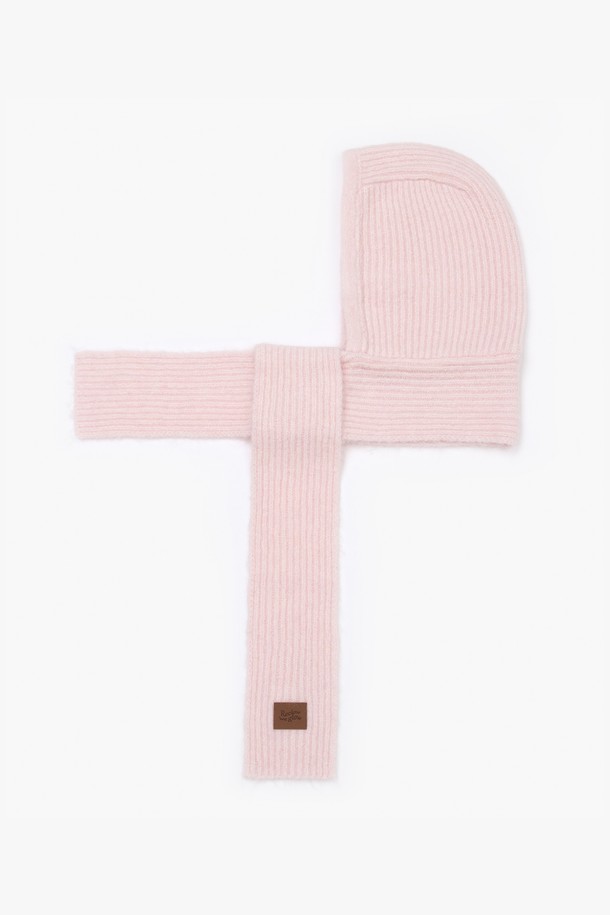 모치 발라클라바 핑크는 부드러운 니트 소재로 제작되어 겨울철 따뜻함을 선사하는 여성용 발라클라바입니다. 깊은 모자 깊이와 목까지 감싸는 디자인으로 보온성을 높였으며, 무지 패턴의 사랑스러운 핑크 컬러가 캐주얼하고 미니멀한 스타일을 연출합니다. 포근한 촉감의 이 발라클라바는 추운 날씨에도 스타일리시하게 착용할 수 있는 필수템입니다.
