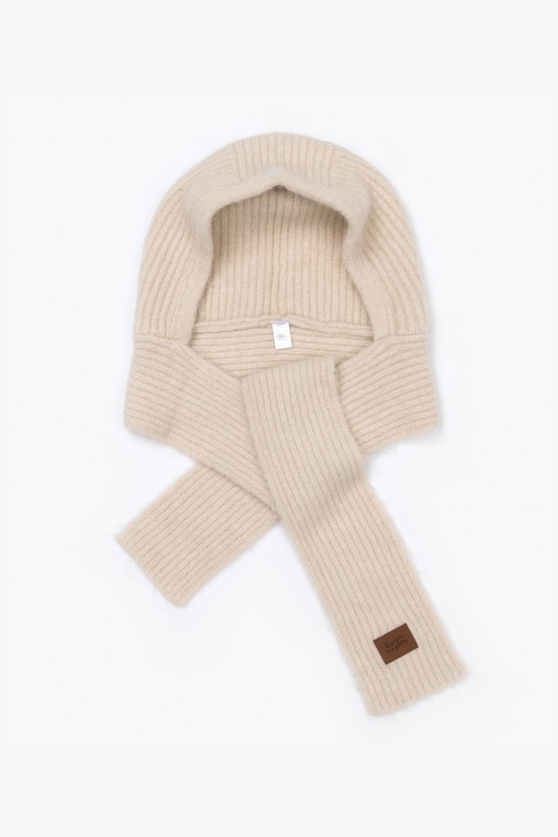 MOCHI 발라클라바 베이지는 부드러운 니트 소재로 제작되어 깊은 모자 깊이와 포근한 착용감을 선사합니다. 무지 디자인에 베이지 컬러로 어떤 스타일에도 쉽게 매치할 수 있으며, 가을, 겨울철 방한용은 물론 일상에서도 활용하기 좋습니다. 목까지 감싸는 디자인으로 보온성을 높였으며, 미니멀, 캐주얼, 클래식 등 다양한 스타일을 즐겨 입는 분들께 추천합니다. 출근룩, 산책룩, 여행룩 등 TPO에 구애받지 않고 따뜻하고 스타일리시하게 연출해 보세요.
