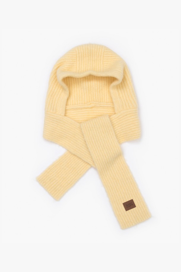 "모치 발라클라바 레몬"은 부드러운 촉감의 니트와 울 소재로 제작되어 가을, 겨울철 방한에 효과적인 여성용 발라클라바입니다. 깊은 모자 깊이와 두꺼운 두께로 보온성을 높였으며, 목도리 일체형 디자인으로 더욱 따뜻하게 착용할 수 있습니다. 레몬, 옐로우 컬러의 무지 디자인이 캐주얼, 미니멀, 클래식 스타일의 룩에 포인트를 더합니다. 니트 소재의 디자인 장식이 돋보이는 발라클라바는 일상에서 편안하게 스타일을 연출할 수 있습니다.
