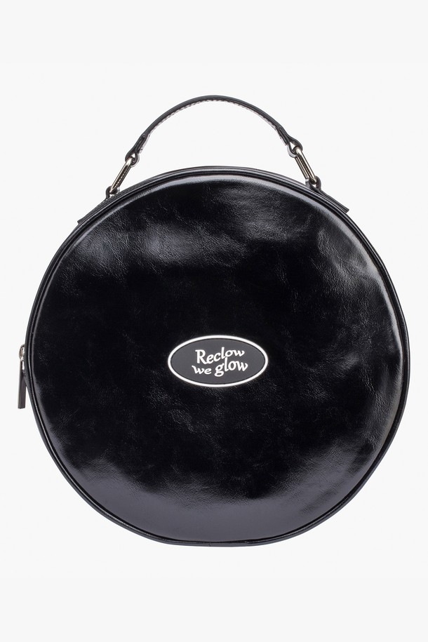 세련된 스타일을 완성하는 탬버린 투웨이 크로스백 BLACK입니다. 미니멀, 클래식, 시크 스타일을 추구하는 여성분들을 위한 미디엄 사이즈의 블랙 컬러 크로스백으로, 합성가죽 소재로 제작되어 부드러운 질감을 선사합니다. 원형 디자인에 무지 패턴으로 깔끔함을 더했으며, 탈부착 가능한 스트랩과 지퍼형 잠금 방식으로 실용성을 높였습니다. 숄더백 또는 크로스백으로 활용 가능한 투웨이 디자인으로, 일상생활에서 폭넓게 활용할 수 있습니다.
