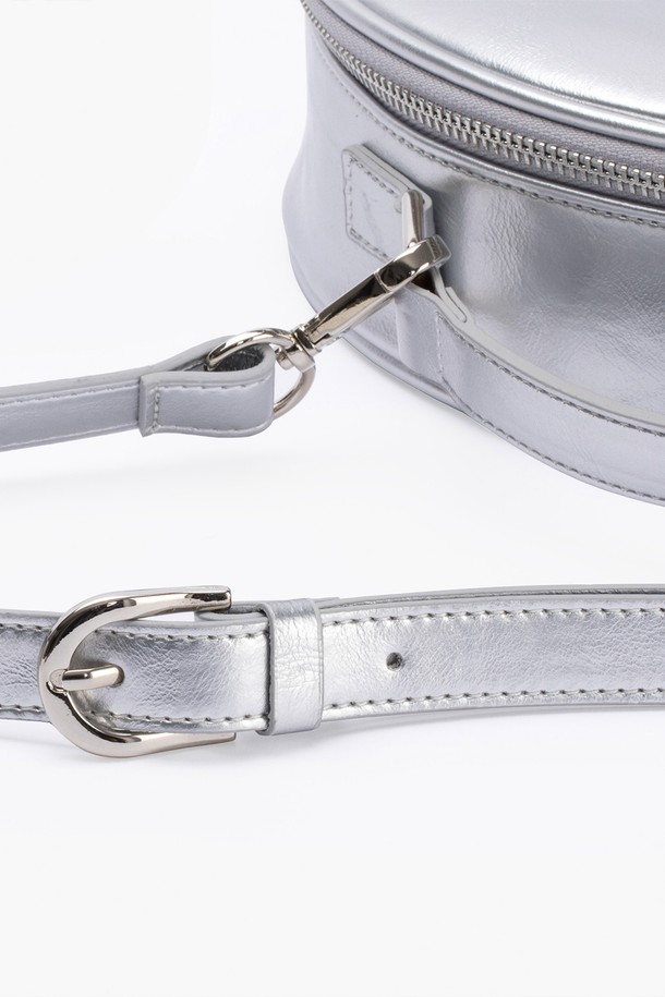 세련된 분위기를 연출하는 탬버린 투웨이 크로스백 실버입니다. 미디엄 사이즈의 원형 가방으로, 합성가죽 소재에 무지 디자인으로 제작되어 미니멀하고 시크한 스타일을 완성합니다. 크로스, 숄더 스트랩으로 투웨이 연출이 가능하며, 지퍼형 잠금 방식으로 소지품을 안전하게 보관할 수 있습니다. 데이트룩, 모임룩, 소개팅룩 등 다양한 TPO에 활용하여 세련된 스타일을 연출해보세요. 
