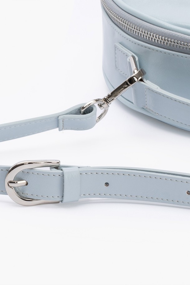 탬버린 투웨이 크로스백 스카이 블루는 여성의 데이트룩, 모임룩, 소개팅룩을 위한 미니멀, 클래식, 걸리시 스타일의 가방입니다. 부드러운 합성가죽 소재에 스카이블루 컬러가 산뜻함을 더하며, 원형 디자인과 무지 패턴으로 세련된 느낌을 줍니다. 크로스백과 숄더백으로 활용 가능한 투웨이 디자인으로 실용성을 높였으며, 지퍼형 잠금 방식으로 소지품을 안전하게 보관할 수 있습니다. 미디엄 사이즈로 수납력 또한 뛰어나 데일리백으로 손색없습니다.
