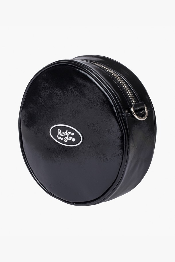 세련된 스타일을 완성하는 탬버린 투웨이 벨트백 BLACK입니다. 미디엄 사이즈의 블랙 컬러 합성가죽 소재로 제작되어 시크하고 미니멀한 매력을 선사합니다. 무지 디자인에 버클 장식이 포인트로 더해졌으며, 지퍼형 잠금 방식으로 소지품을 안전하게 보관할 수 있습니다. 크로스백으로도 활용 가능한 투웨이(2way) 디자인으로, 일상에서 다양한 스타일을 연출할 수 있습니다. 사이즈 조절 기능으로 편안하게 착용할 수 있으며, 클래식한 분위기를 더해줍니다.
