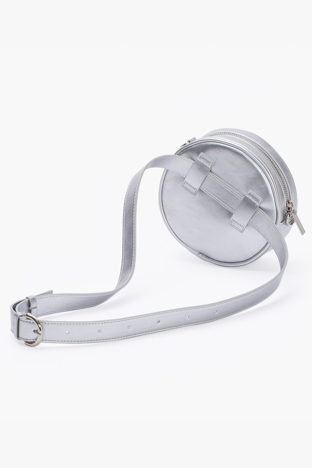 세련된 실버 컬러가 돋보이는 탬버린 투웨이 벨트백입니다. 합성가죽 소재로 제작되어 은은한 광택과 고급스러운 분위기를 자아냅니다. 미디엄 사이즈로 실용성을 높였으며, 무지 디자인에 버클 장식으로 포인트를 더했습니다. 지퍼형 잠금 방식으로 소지품을 안전하게 보관할 수 있으며, 크로스백으로도 활용 가능한 투웨이 스타일입니다. 미니멀, 시크, 캐주얼 룩에 모두 잘 어울려 일상에서 폭넓게 활용하기 좋습니다.
