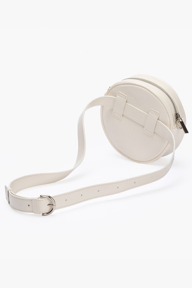 **탬버린 투웨이 벨트백 IVORY**는 여성 고객을 위한 미니멀하고 캐주얼한 스타일의 벨트백입니다. 아이보리 컬러의 합성가죽 소재로 제작되었으며, 미디엄 사이즈로 넉넉한 수납 공간을 제공합니다. 무지 디자인에 버클 디테일로 포인트를 주어 세련된 느낌을 더했습니다. 크로스백 또는 벨트백으로 활용 가능한 투웨이 디자인이며, 탈부착 가능한 스트랩으로 다양한 연출이 가능합니다. 지퍼형 잠금 방식으로 소지품을 안전하게 보관할 수 있으며, 일상생활에서 편리하게 사용할 수 있습니다.
