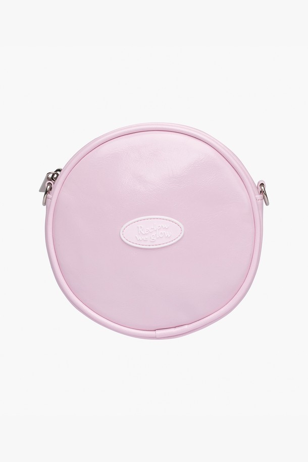 탬버린 투웨이 벨트백 PINK는 여성스러운 핑크 컬러의 미니 사이즈 벨트백입니다. 부드러운 합성가죽 소재로 제작되었으며, 원형 디자인에 지퍼형 잠금 방식으로 내용물을 안전하게 보관할 수 있습니다. 숄더백과 크로스백으로 활용 가능한 투웨이 스타일로, 데이트룩과 모임룩에 포인트를 더해줍니다. 미니멀, 걸리시, 캐주얼 스타일을 즐겨 입는 분들께 추천하며, 일상에서 편안하게 착용하기 좋습니다.
