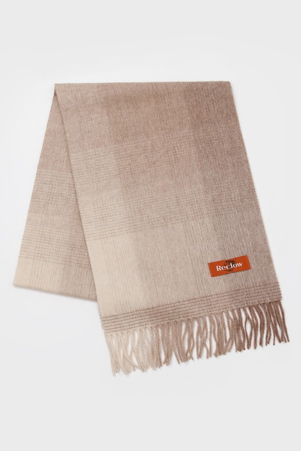 울 100% 소재의 부드러운 촉감이 돋보이는 머플러입니다. 베이지, 그레이 등 11가지 다채로운 컬러로 출시되어, 어떤 스타일에도 매치하기 용이합니다. 두꺼운 두께감으로 뛰어난 보온성을 제공하여 가을, 겨울철 추위로부터 따뜻하게 보호해 줍니다. 프린지 디자인이 클래식하고 미니멀한 무드를 더하며, 캐주얼한 출근룩에도 잘 어울립니다. 데일리 아이템으로 활용하기 좋은 머플러입니다.
