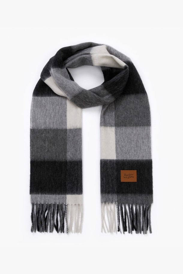 울 100% 소재로 제작되어 부드러운 촉감이 돋보이는 머플러입니다. 가을, 겨울 시즌에 어울리는 두꺼운 두께감으로 따뜻하게 착용할 수 있습니다. 블랙, 그레이, 화이트 등 11가지 다채로운 컬러로 출시되어, 출근룩, 모임룩 등 다양한 TPO에 맞춰 활용하기 좋습니다. 클래식, 미니멀, 캐주얼 스타일 모두 소화 가능한 디자인이며, 은은한 체크 패턴과 프린지 디테일이 특징입니다. 어떤 룩에도 포인트를 더해줄 머플러를 만나보세요.
