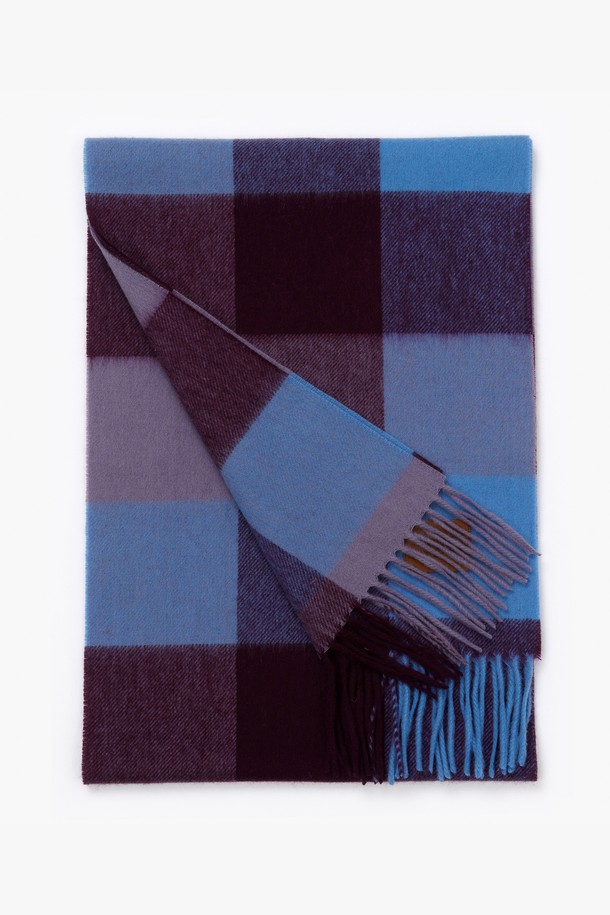 울 100% 머플러는 부드러운 촉감과 뛰어난 보온성을 자랑하는 겨울철 필수 아이템입니다. 11가지 다양한 컬러[블루베리, 라즈베리, 코튼캔디, 밀크쿠키 등]와 체크 패턴으로 세련된 클래식 스타일을 연출할 수 있습니다. 가볍고 데일리 한 착용감으로 출근룩, 모임룩 등 다양한 TPO에 활용 가능하며, 미니멀, 캐주얼 룩에도 잘 어울립니다. 가죽 로고와 술 디테일이 디자인의 완성도를 높여줍니다. 100% 울 소재로 제작되어 오랫동안 변함없이 사용할 수 있습니다.
