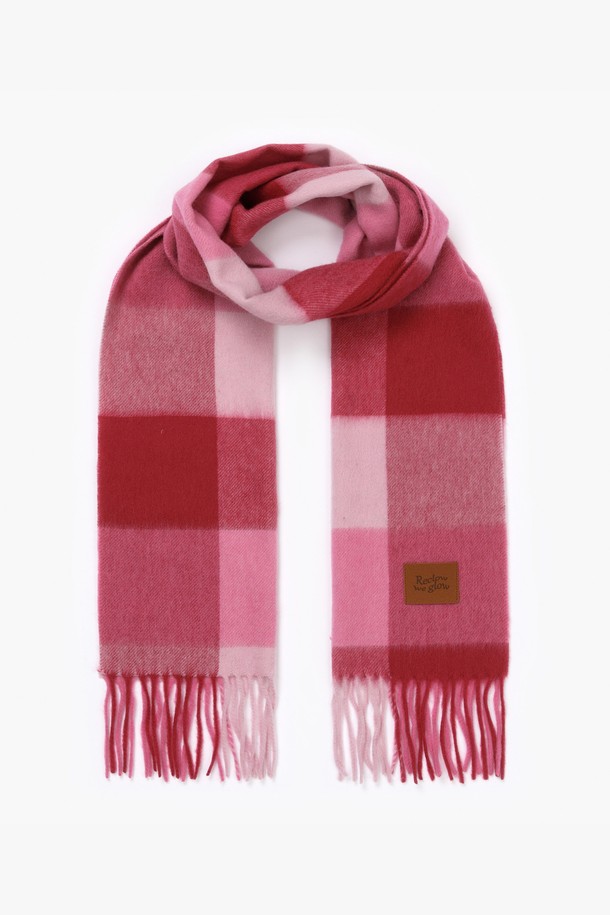 올 울 100% 머플러는 11가지 다채로운 컬러로 출시되어, 당신의 겨울 스타일링에 포인트를 더해줄 것입니다. 부드러운 촉감의 울 소재로 제작되어 뛰어난 보온성을 제공하며, 캐주얼, 클래식, 미니멀 등 다양한 스타일을 소화합니다. 특히, 핑크 컬러의 체크 패턴은 산책룩에 화사함을 더해줍니다. 두꺼운 두께감과 프린지 디자인으로 포근함과 트렌디함을 동시에 잡았습니다.
