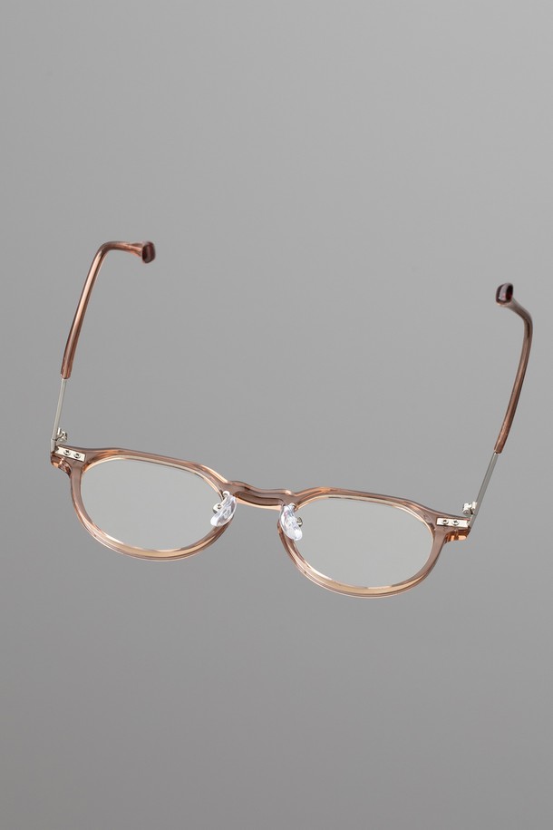 FB34F 글래스 4 컬러 안경테는 공용으로 착용 가능한 안경테입니다. 블랙 골드, 브라운 크리스탈 두 가지 색상으로 출시되었으며, 폴리카보네이트 소재로 제작되어 튼튼합니다. 렌즈 교체 및 프레임 조절이 가능하여 사용자의 편의성을 높였으며, 논프리스크립션 렌즈를 기본으로 제공합니다. 안경 케이스와 클리닝 천이 함께 제공되며, 클래식하고 미니멀한 스타일을 연출하여 프리미엄하면서도 소피스티케이티드한 분위기를 줍니다.
