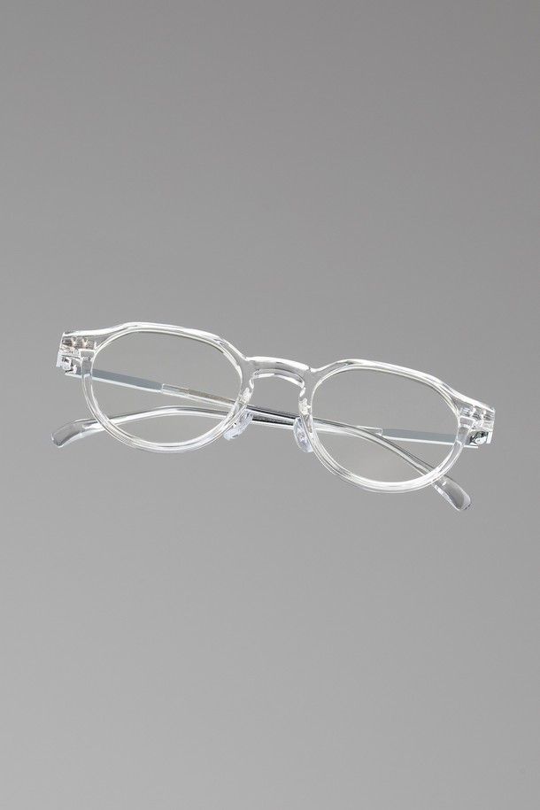 FB34F 글래스 4 컬러 안경테는 블랙 골드, 브라운 크리스탈 2가지 색상으로 출시되었습니다. 폴리카보네이트 소재로 제작되어 16.9g의 가벼운 무게감을 자랑하며, 일상생활에서 편안하게 착용할 수 있습니다. 렌즈 교체가 가능하며, 케이스와 렌즈 클리닝 천이 함께 제공됩니다. 프레임 조절이 가능하여 얼굴형에 맞춰 착용감을 높였으며, 클래식, 미니멀, 시크한 스타일을 연출하기 좋습니다. 프리미엄 하면서 소피스티케이티드한 무드를 더해주는 안경테입니다.
