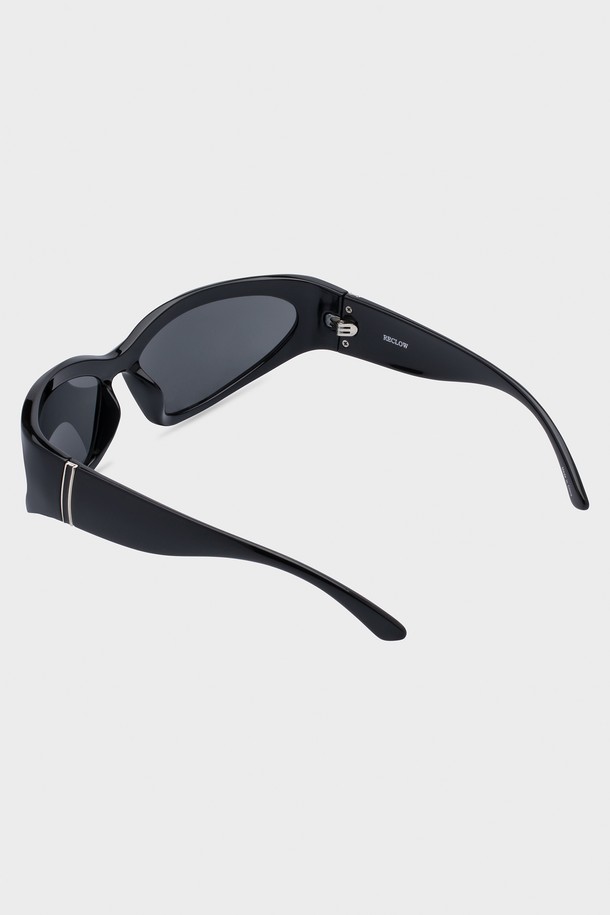 POPART 선글라스 6 컬러는 일상, 여행, 피싱, 사진 촬영에 적합한 스포티 스타일의 선글라스입니다. 블랙 블루, 그린 옐로우, 핑크 크리스탈 3가지 색상으로 출시되었으며, 폴리카보네이트 소재로 제작되었습니다. 자외선(UV)을 차단하여 눈을 보호하며, 충격 방지 디자인과 수동으로 조절 가능한 프레임으로 편의성을 높였습니다. 고글 스타일이며 비처방 렌즈가 사용되었으며, 선글라스 케이스와 렌즈 클리닝 천이 함께 제공됩니다. 여행룩과 휴가룩에 포인트를 더해줄 아이템입니다.
