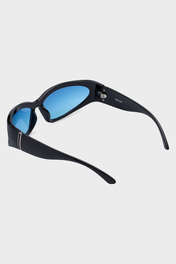 팝아트 선글라스 6 컬러(POPART SUNGLASS 6 COLOR)는 패션, 여행, 낚시, 사진 촬영 등 다양한 용도로 활용 가능한 선글라스입니다. 블랙 블루, 그린 옐로우, 핑크 크리스탈 등 세련된 6가지 컬러로 출시되었으며, 고글형 디자인이 특징입니다. 폴리카보네이트 소재로 제작되어 가볍고 충격에 강하며, UV 차단율 99.99%로 자외선으로부터 눈을 보호합니다. 렌즈 너비 63mm, 브릿지 22mm, 템플 길이 135mm, 프레임 너비 121mm이며, 무게는 36.2g입니다. 여행룩, 휴가룩, 여름 바캉스룩과 같은 TPO에 캐주얼, 스포티, 미니멀 스타일을 더해 스타일리시함을 연출할 수 있습니다.
