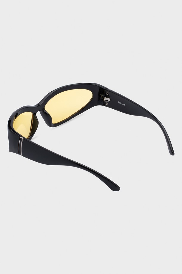 POPART 선글라스 6 컬러는 남녀 모두 착용 가능한 패션 선글라스입니다. 블랙 블루, 그린 옐로우, 핑크 크리스탈 3가지 색상으로 제공되며, 폴리카보네이트 소재의 경량 프레임과 UV400 렌즈로 99.99% 자외선을 차단하여 눈을 보호합니다. 고글형 트렌디 디자인으로 여행, 휴가, 여름 바캉스룩과 캐주얼, 미니멀, 스포티 스타일 연출에 적합하며, 무도수 렌즈를 사용하여 시력에 관계없이 착용할 수 있습니다. 선글라스 케이스와 렌즈 클리닝 천이 포함되어 있으며, 무게는 36.2g입니다.
