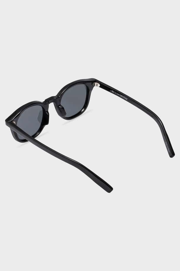 와이린 블랙 선글라스 3 컬러는 미니멀한 스타일의 선글라스입니다. 블랙, 그린, 오렌지 세 가지 색상으로 출시되었으며, 모든 얼굴형에 잘 어울리는 디자인입니다. TR (열가소성) 소재로 제작되어 편안한 착용감을 제공하며, 자외선 차단 기능을 갖추어 눈 건강을 보호합니다. 윙포인트 디자인으로 포인트를 더했고, 무도수 렌즈가 포함되어 있습니다. 선글라스와 함께 케이스 및 렌즈 클리닝 천이 제공됩니다.
